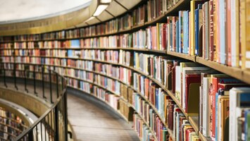 Bibliotek med böcker på långa hyllor