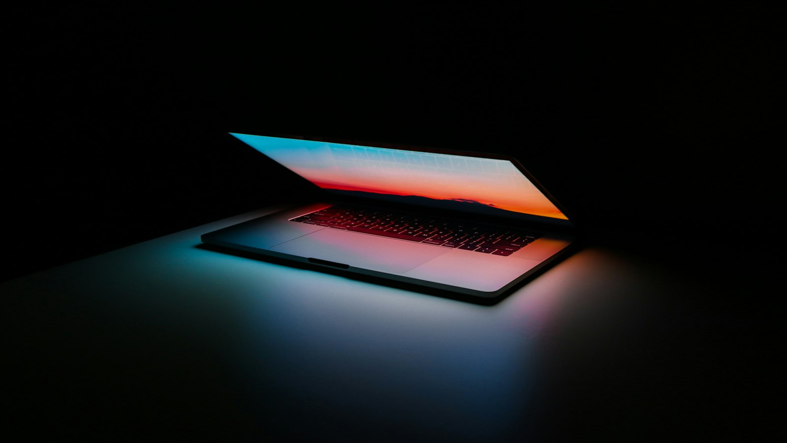 Laptop med upplyst skärm i mörker