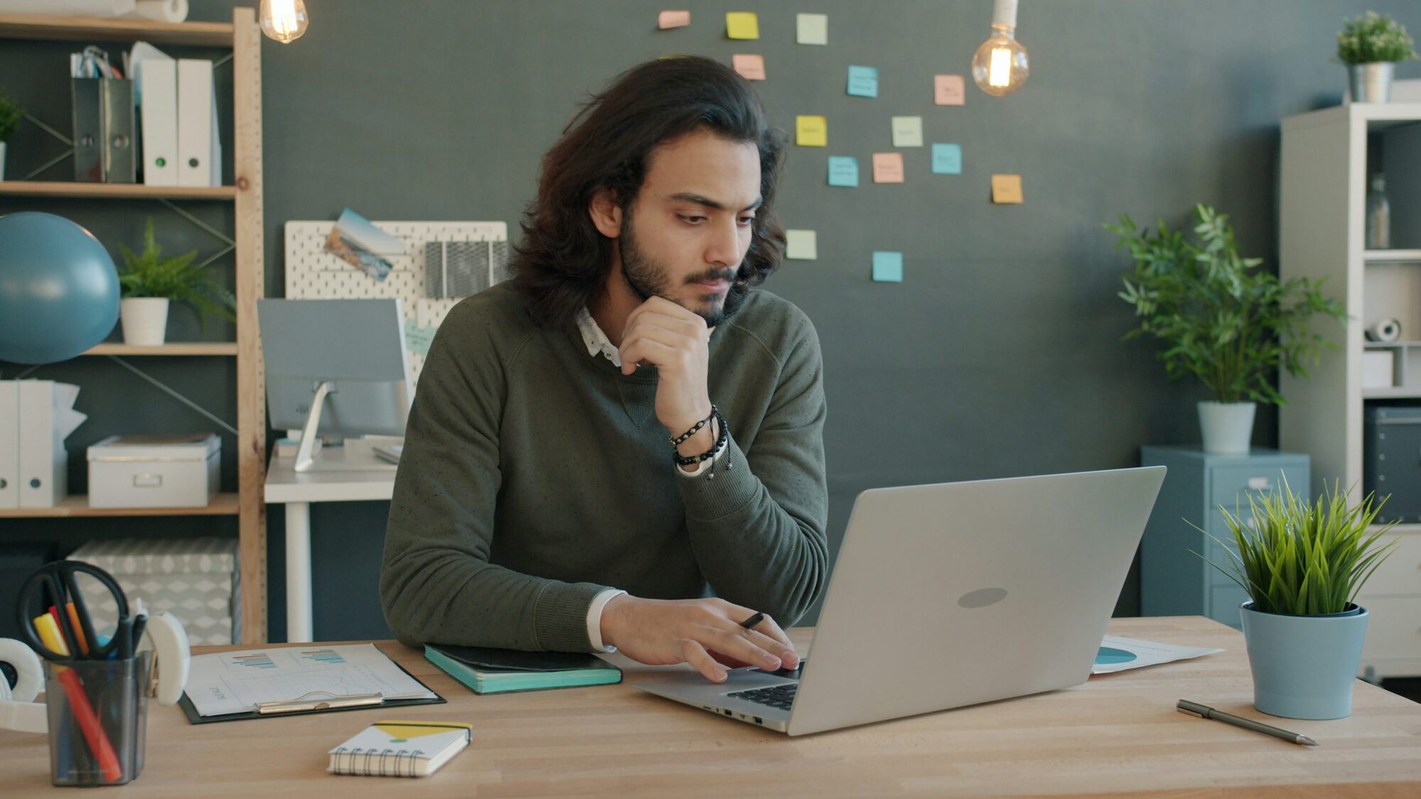 Man som arbetar med kampanjplanering vid sin laptop