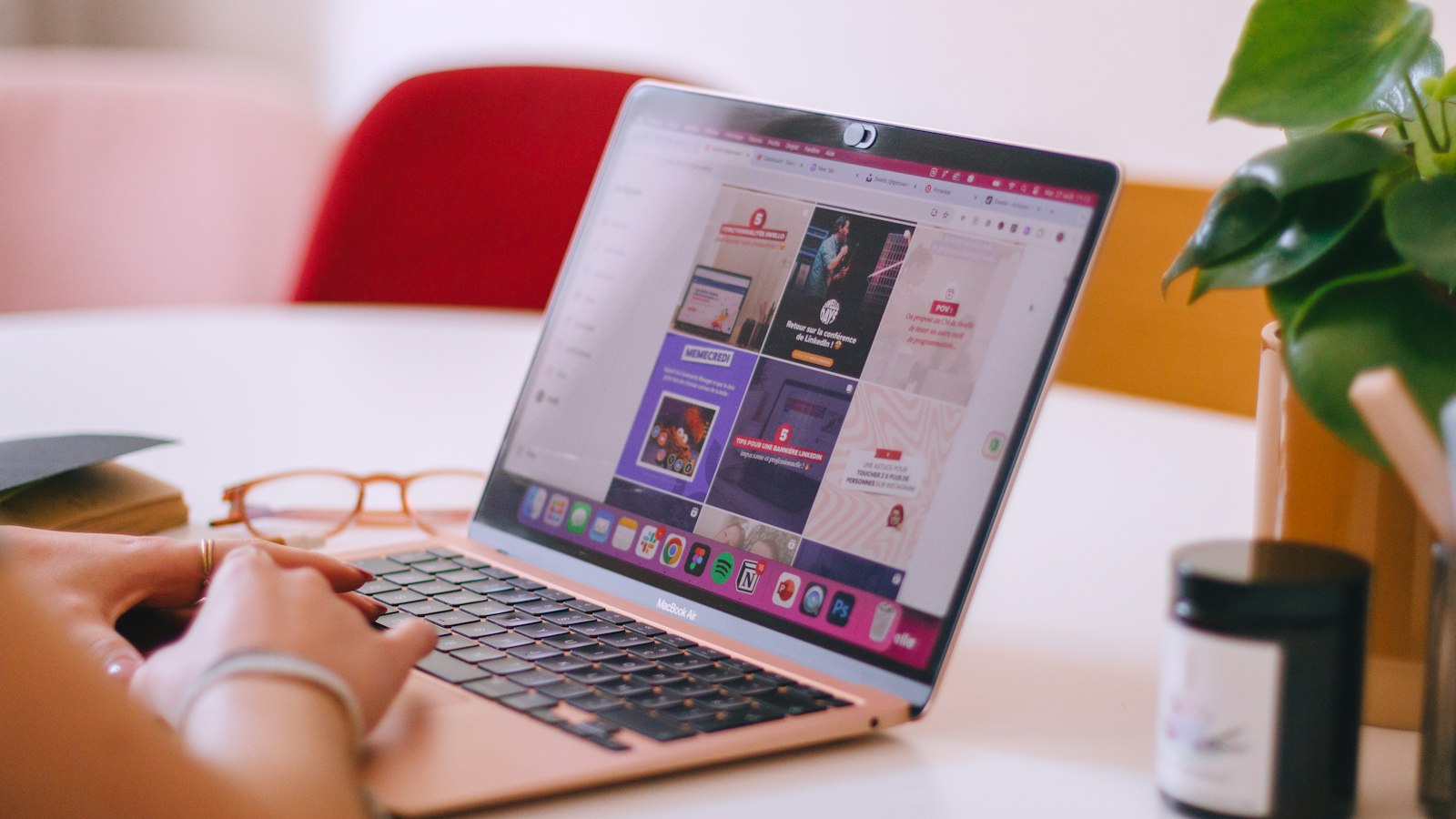 Person som arbetar med annonser på en laptop