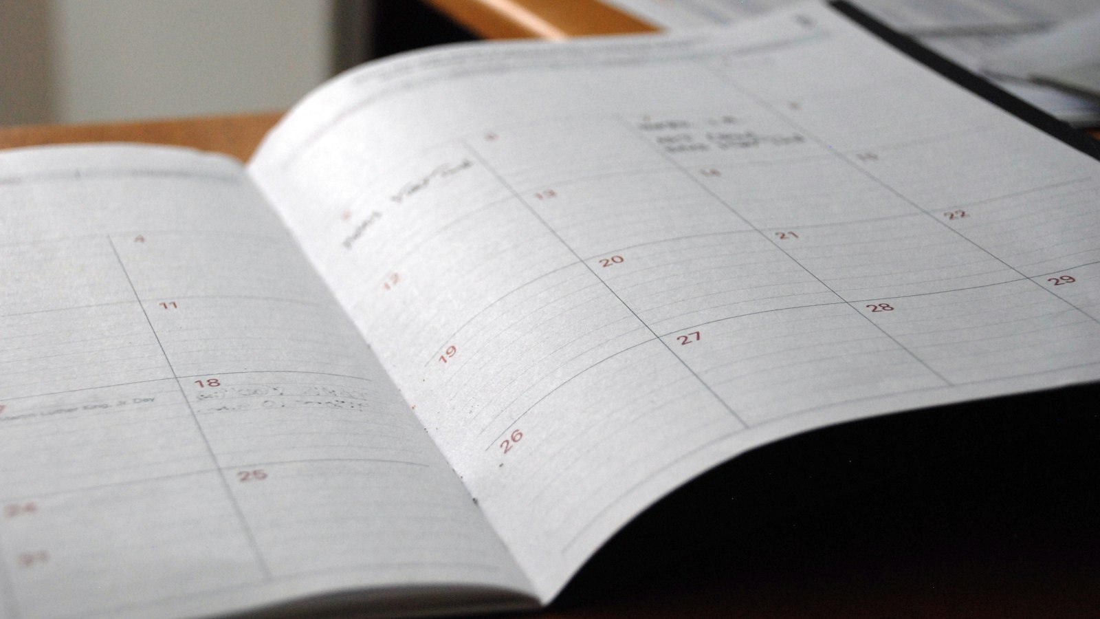 Uppslagen kalender på ett skrivbord