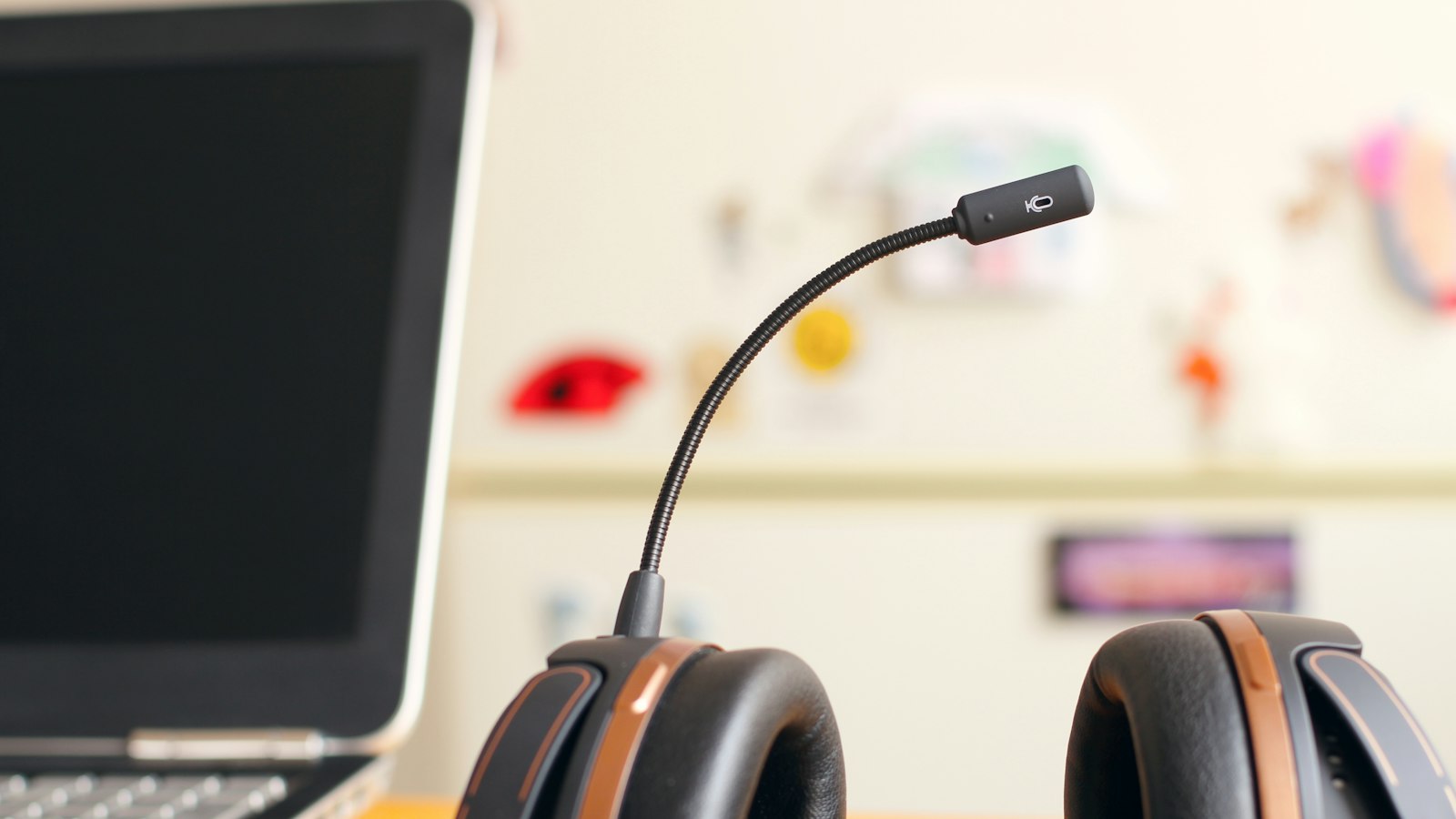 Headset framför en dator på ett kontor