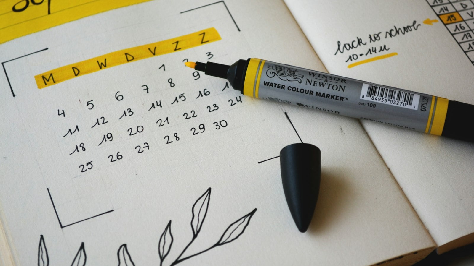 Kalender och penna i en anteckningsbok