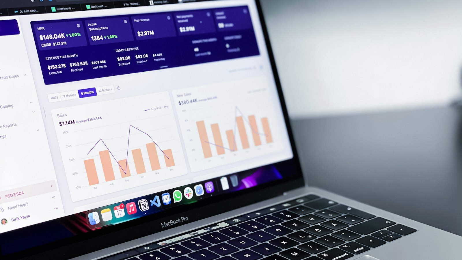 Laptop som visar en dashboard med grafer