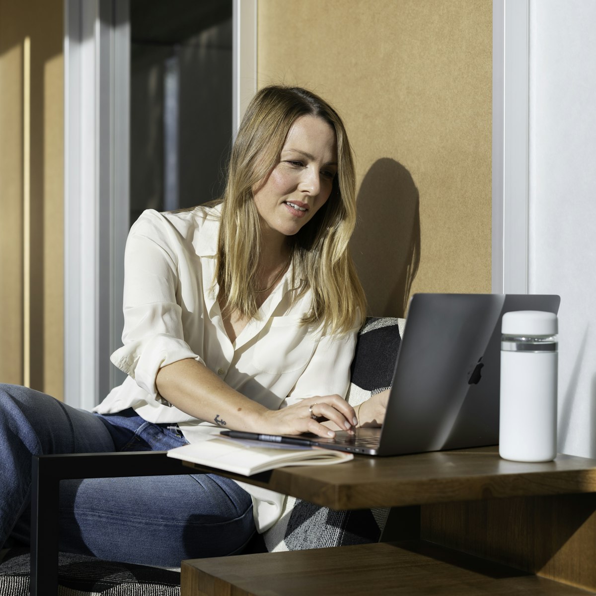 Marknadschef som arbetar med LinkedIn-kampanjer